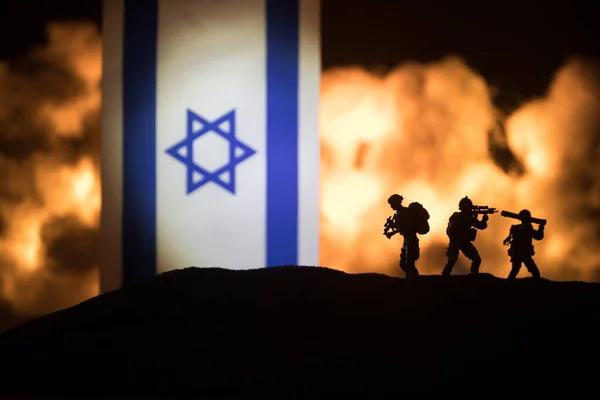 Israël Petit Drapeau Sur Fond Sombre Brûlant Concept Crise Guerre — Photo