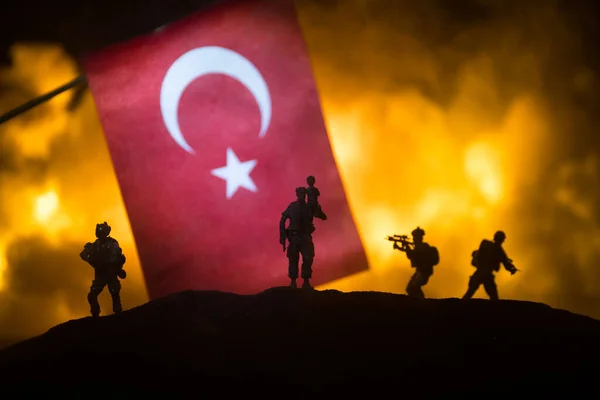 Turquie Petit Drapeau Sur Fond Sombre Brûlant Concept Crise Guerre — Photo