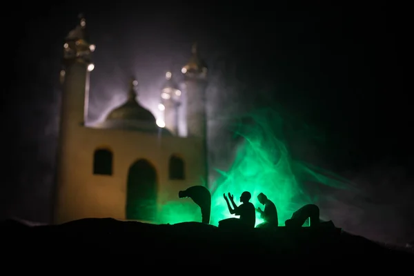 Silueta Mešity Tónovaném Zamlženém Pozadí Ramadan Kareem Pozadí Realistická Mešita — Stock fotografie