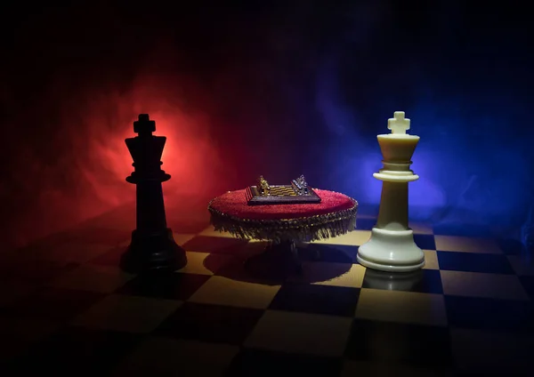 Bílí Černí Králové Hrají Malé Šachy Šachovnici Koncept Úspěšného Obchodního — Stock fotografie