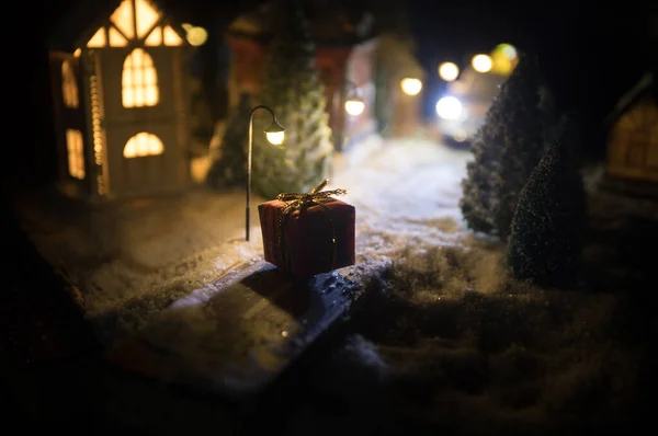 Małe Dekoracyjne Słodkie Domki Śniegu Nocy Zimie Boże Narodzenie Nowy — Zdjęcie stockowe
