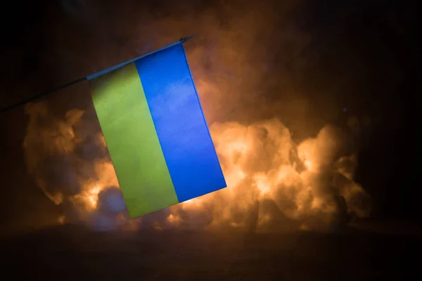 战争危机和国家间政治冲突的概念 俄罗斯和乌克兰的小国旗在黑暗燃烧的背景下 有选择的重点 — 图库照片