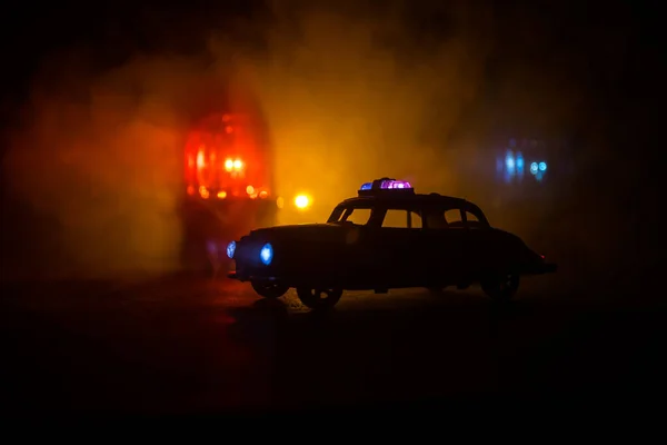 Auto Della Polizia Caccia Una Macchina Notte Con Sfondo Nebbia — Foto Stock