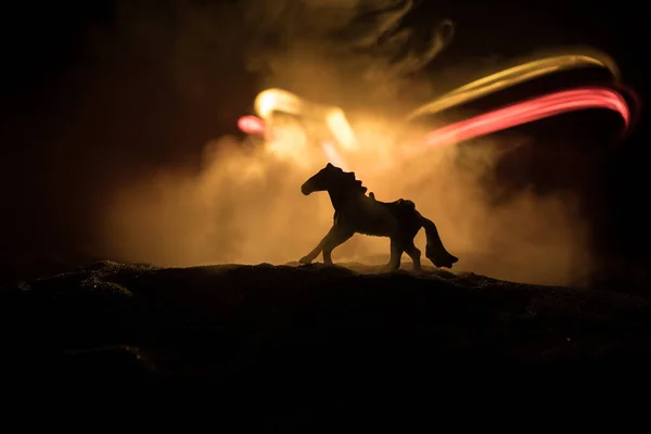 Sylwetka Miniatury Konia Stojąca Mglistą Noc Kreatywna Dekoracja Stołu Kolorowym — Zdjęcie stockowe