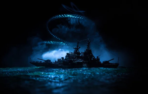 Krigskoncept Nattstrid Till Sjöss Dramatiska Tonade Moln Effekt Silhuett Stridsskeppet — Stockfoto