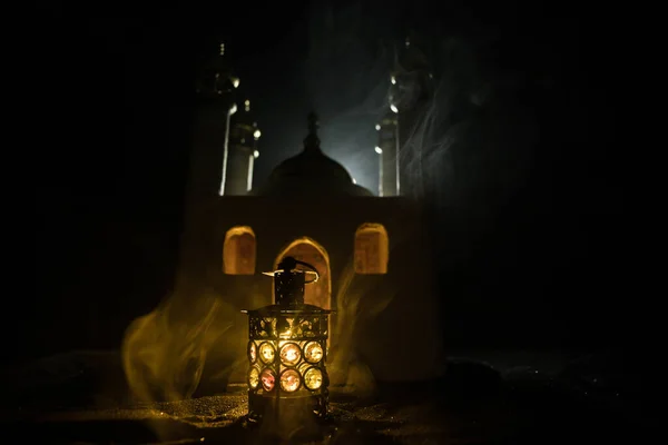 Lampu Arab Ornamental Dengan Lilin Menyala Malam Hari Miniatur Masjid — Stok Foto