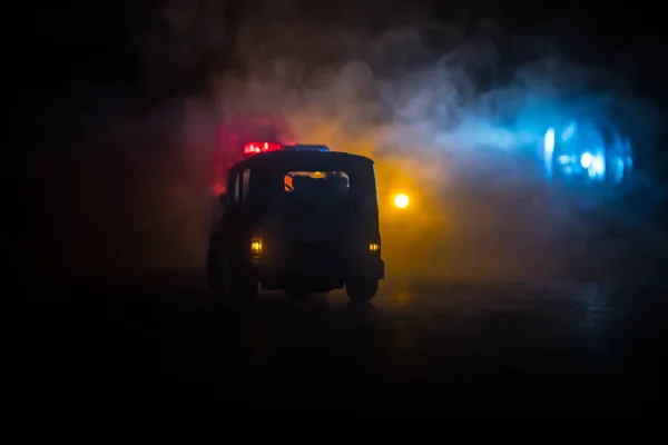 警车在夜间追着一辆有雾气背景的汽车 911紧急反应警车加速驶向犯罪现场 创意装饰 有选择的重点 — 图库照片