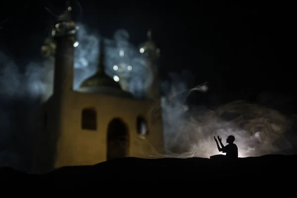 Silhueta Edifício Mesquita Fundo Enevoado Tonificado Ramadan Kareem Background Mesquita — Fotografia de Stock