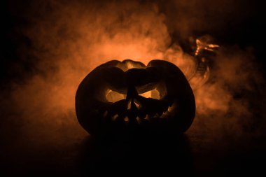 Cadılar Bayramı balkabağı gülüşü ve parti gecesi için korkunç gözler. Siyah arka planda parlayan gözleri olan korkunç Cadılar Bayramı balkabağı manzarasını kapat. Seçici odak