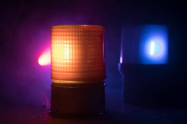 Polis arabası, karanlıkta mavi ve kırmızı, klasik siren. Dönüşümlü polis sireni. Seçici odak