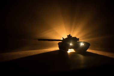 Savaş Konsepti. Zırhlı araç siluet savaş sahnesi sisli gökyüzü arka planında gece. Amerikan tankı savaşmaya hazır. Yaratıcı dekorasyon