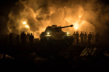 Savaş Konsepti. Askeri siluetler savaş sisli gökyüzü arka planında savaş sahnesi, Dünya Savaşı Askerleri Silueti Bulutlu Gökyüzünün Altında Gece. Zırhlı araç dövüşü sahnesi. Seçici odak