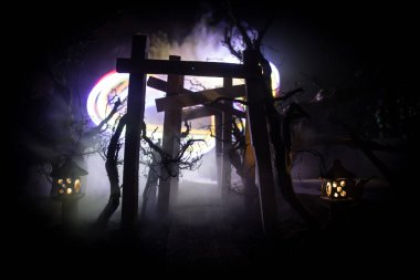 Yaratıcı sanat dekorasyonu. Gece soyut Japon tarzı ahşap tünel. Fantezi ormanında gece sahnesi. Seçici odak