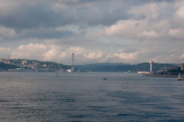 İSTANBUL, Turkey - 11.06.2021. Akşamları İstanbul 'un şehir manzarası, deniz manzarası, eski kentteki camilerin siluetleri. İstanbul Türkiye 'nin en büyük kentidir.