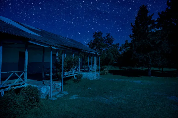 Starý Dům Duchem Lese Mlhavé Noci Nebo Noční Scéně Domem — Stock fotografie