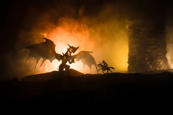 幻想中的战斗场景 龙在夜间袭击中世纪城堡 龙与英雄战士之间的战斗创意桌面装饰 有选择的重点 — 图库照片