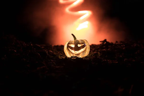 Halloween Jack Laterne Auf Herbstblättern Gruseliger Halloween Kürbis Schaut Durch — Stockfoto