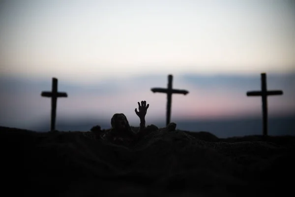 Rýsuje Nějaké Zombie Hřbitově Při Západu Slunce Představa Hrůzy Halloweenu — Stock fotografie