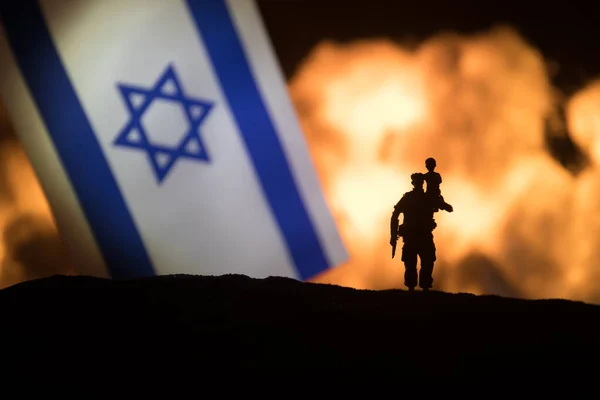 Bandera Pequeña Israel Sobre Fondo Oscuro Ardiente Concepto Crisis Guerra —  Fotos de Stock