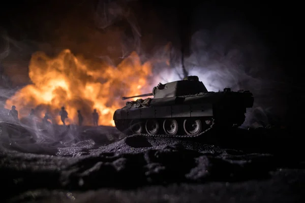 Conceito Guerra Silhuetas Militares Lutando Cena Fundo Céu Nevoeiro Guerra — Fotografia de Stock