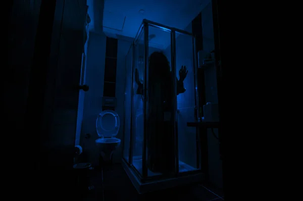 창문에 여자의 실루엣 공포의 할로윈 개념은 화장실에서 마녀의 실루엣을 흐릿하게 — 스톡 사진