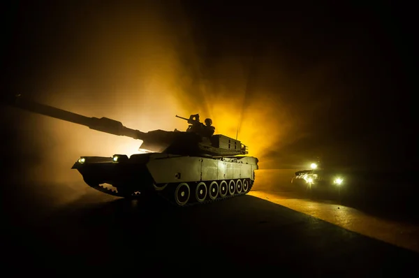 Savaş Konsepti Zırhlı Araç Siluet Savaş Sahnesi Sisli Gökyüzü Arka — Stok fotoğraf