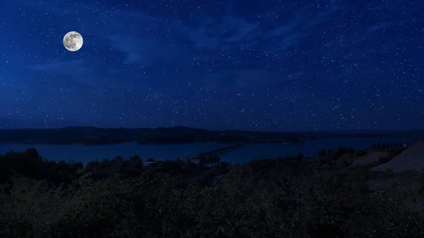 夏天的夜晚 银河在湖面上盘旋 月光下天空晴朗 土耳其的夜间自然 — 图库照片