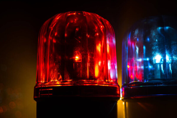 Полицейская машина синяя и красная круглая винтажная сирена в темноте. Вращение полицейской сирены в стиле ретро. Селективный фокус