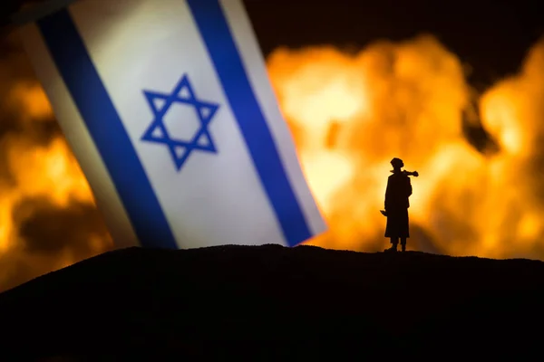 Bandera Pequeña Israel Sobre Fondo Oscuro Ardiente Concepto Crisis Guerra —  Fotos de Stock