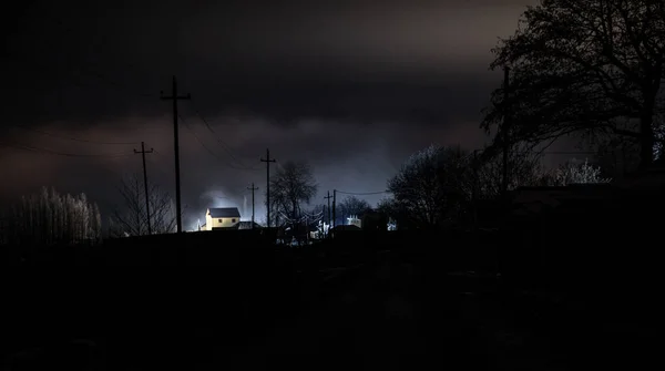 Régi Ház Egy Szellemmel Erdőben Ködös Éjszakákon Vagy Éjszakai Jelenet — Stock Fotó