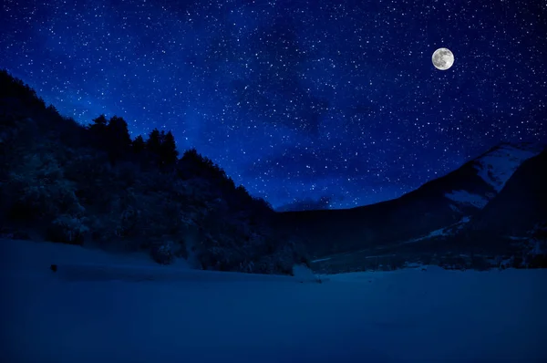 Mountain Road Través Del Bosque Nevado Una Noche Luna Llena — Foto de Stock