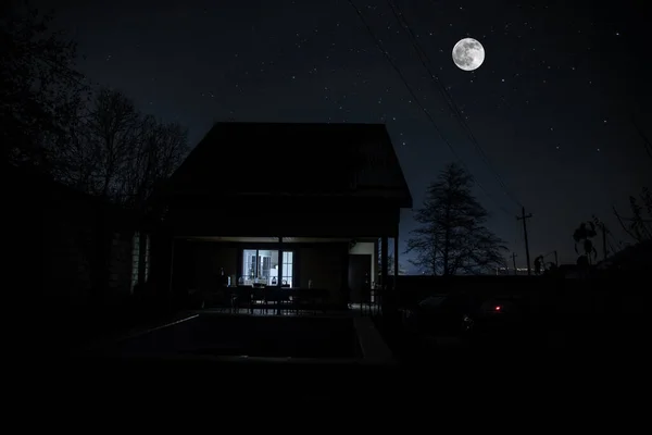 Casa Velha Com Fantasma Floresta Noite Enevoada Cena Noite Com — Fotografia de Stock
