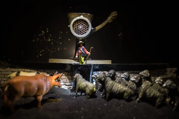 自动化肉类生产的概念 作为比喻动物站在大型人工肉磨机旁边 低调的创意装饰 有选择的重点 — 图库照片