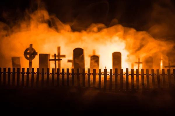 曇り空と霧 ホラーハロウィーンのコンセプトを持つ墓地でゾンビの怖い景色 選択的焦点 — ストック写真