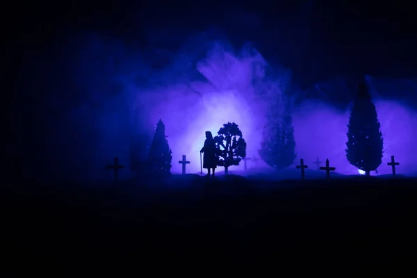 Silhouette Vieille Femme Avec Une Canne Marchant Cimetière Nuit Horreur — Photo