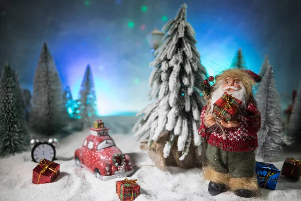 Kerst Nieuwjaarsvakantie Concept Kleine Decoratieve Schattige Kleine Rode Auto Sneeuw — Stockfoto