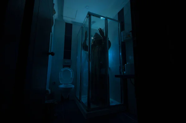 Penceredeki Korkunç Kadın Silueti Korkunç Cadılar Bayramı Konsepti Banyoda Bulanık — Stok fotoğraf