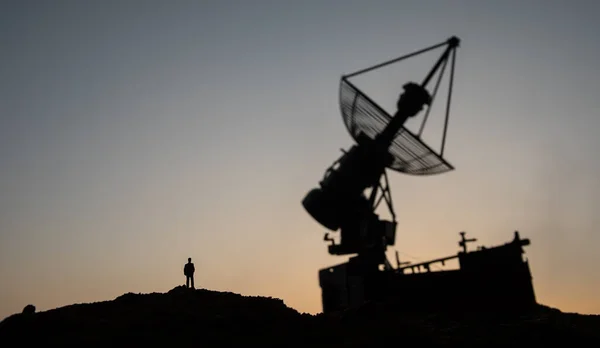 Decoração Arte Criativa Silhueta Homem Perto Antena Gigante Radar Defesa — Fotografia de Stock