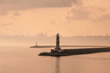 İSTANBUL, Turkey - 11.06.2021. Akşamları İstanbul 'un şehir manzarası, deniz manzarası, eski kentteki camilerin siluetleri. İstanbul Türkiye 'nin en büyük kentidir.