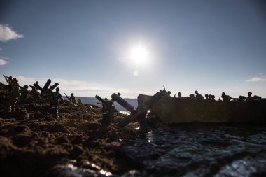 2. Dünya Savaşı canlandırması (D-Day). Oyuncak askerler, çıkarma gemileri ve kirpilerle yaratıcı dekorasyon. 6 Haziran 1944 'te Normandiya' ya inen savaş sahnesi. Seçici odak