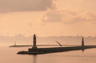 İSTANBUL, Turkey - 11.06.2021. Akşamları İstanbul 'un şehir manzarası, deniz manzarası, eski kentteki camilerin siluetleri. İstanbul Türkiye 'nin en büyük kentidir.