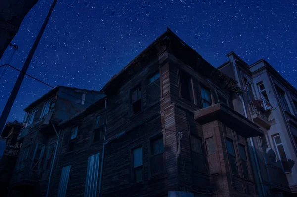 Старый Дом Призраком Лесу Ночью Заброшенный Дом Привидениями Тумане Старое — стоковое фото