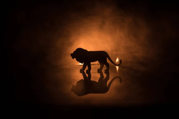 Silhouette Einer Löwenminiatur Die Auf Einem Holztisch Steht Kreative Dekoration — Stockfoto