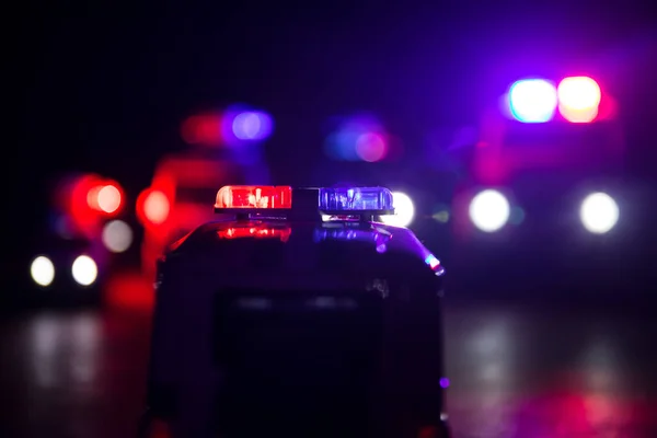 Geceleri Polis Arabaları Polis Arabası Sisli Bir Arabayı Gece Takip — Stok fotoğraf