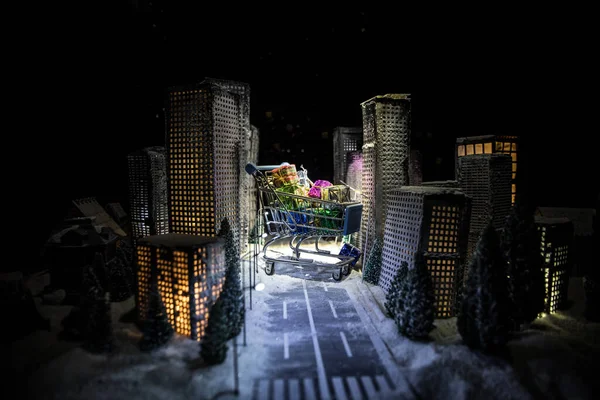 Kleine Miniatuurstad Met Weg Licht Decoratieve Schattige Huisjes Sneeuw Nachts — Stockfoto