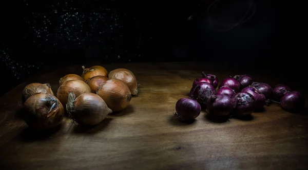 Zeleninový Koncept Různé Cibule Dřevě Tmavém Selektivní Soustředění Barevné Pozadí — Stock fotografie