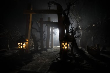 Yaratıcı sanat dekorasyonu. Gece soyut Japon tarzı ahşap tünel. Fantezi ormanında gece sahnesi. Seçici odak