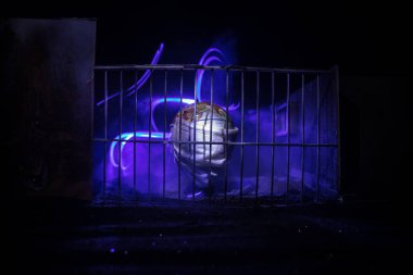 Corona virüsü yaratıcı konsepti kilitledi. Dünya gezegeni eski hapishanenin içinde kapana kısıldı. Yaratıcı sanat dekorasyonu. Seçici odak