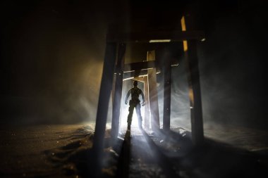 Yaratıcı sanat dekorasyonu. Gece soyut Japon tarzı ahşap tünel. Fantezi ormanında gece sahnesi. Seçici odak