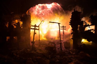 Nükleer savaş kıyameti konsepti. Şehirde nükleer bomba patlaması oldu. Şehir atom savaşıyla yok edildi. Karanlıkta yaratıcı sanat dekorasyonu. Seçici odak